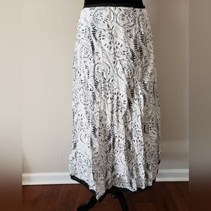 Woman's Plus Elegant Black and White Patterned Skirt